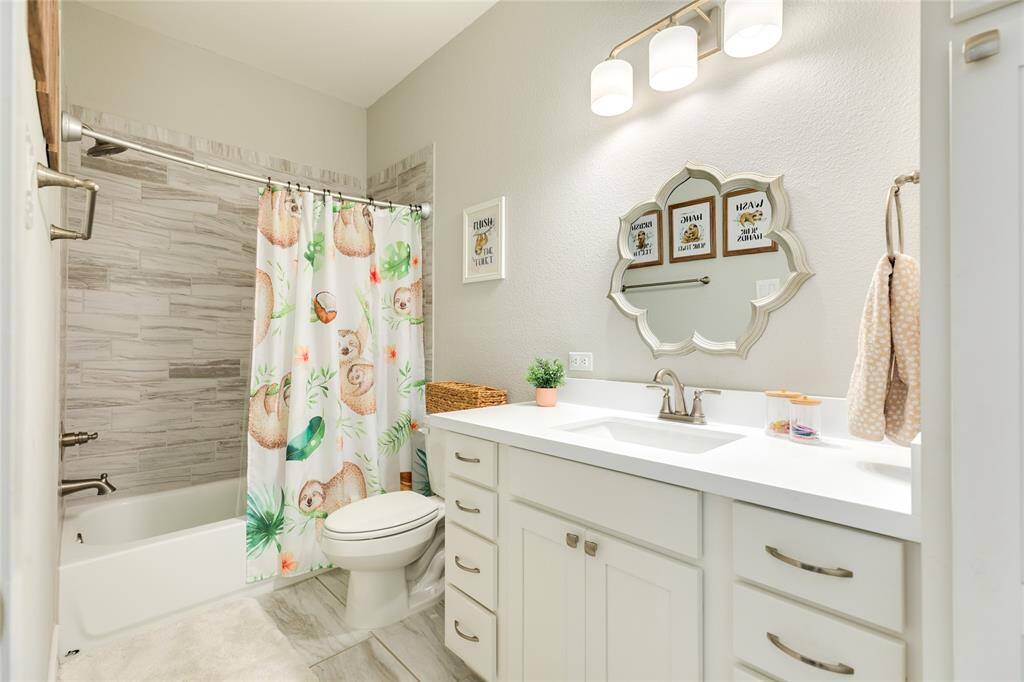 En-suite bath for the South East Bedroom.