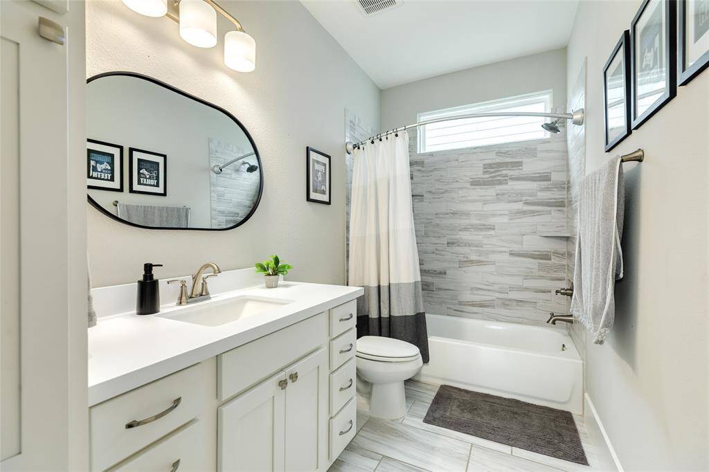Secondary bathroom.