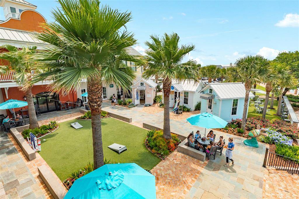 Great gathering space with shopping cubes.   Relaxing community area for enjoying morning breakfast and afternoon lunch from Basin Bistro and Sugar Bean coffee shop.