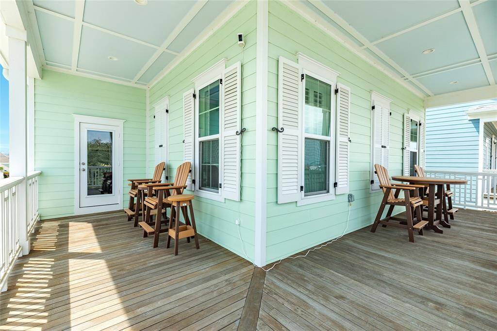 Upper balcony with sunrise and sunset views.