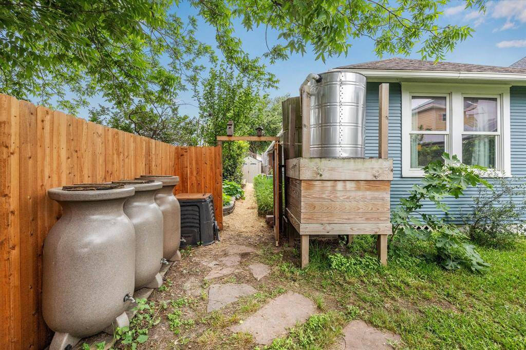The home is equipped with rainwater tanks holding a total of 950 gallons, providing an eco-friendly water source for yard irrigation, the chickens, and even toilet flushing. If the tanks run low, the system seamlessly switches to city water to ensure uninterrupted use.