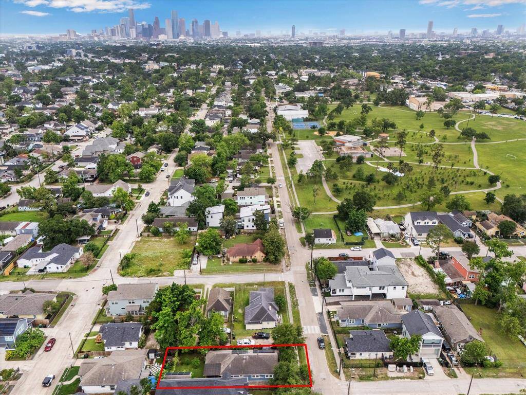 This charming home offers easy access to I-10, 45, and 610, making commutes around Houston a breeze. Just a short walk away is Montie Beach Park, a true gem with a playground, walking paths, a splash pad, basketball court, and tennis courts.