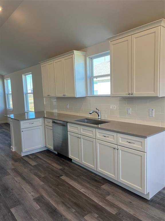Prepare delicious meals with ease while still being part of the conversation, thanks to the adjacent dining area.