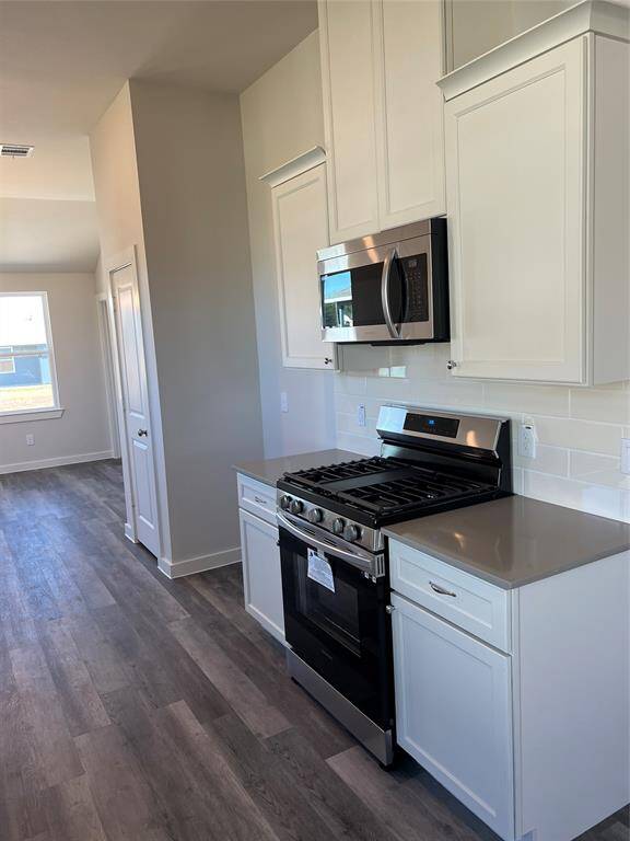 Enjoy Samsung stainless steel appliances throughout.