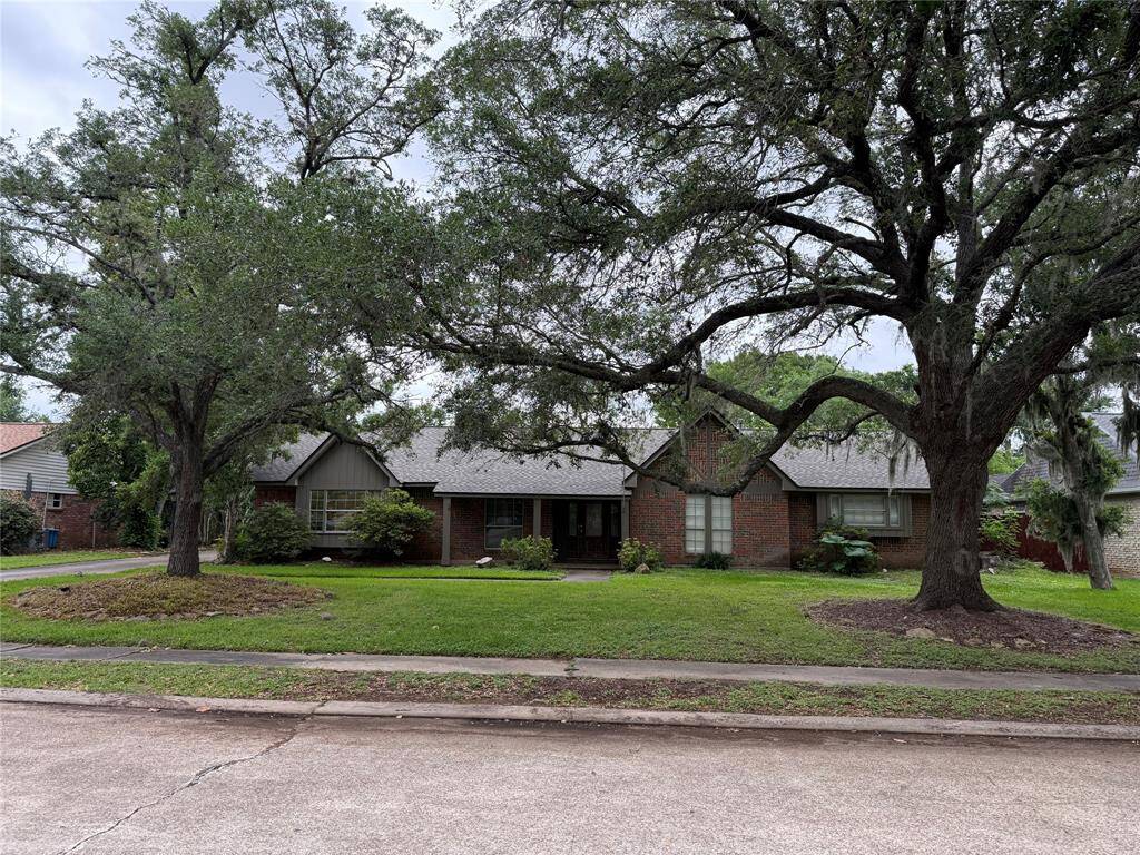 Welcome to 126 Catalpa St., Lake Jackson, Texas 77566