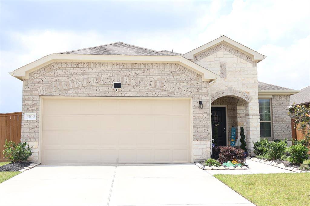 Welcome to this beautiful 3-bedroom, 2-bathroom home, ideally situated in a desirable area.