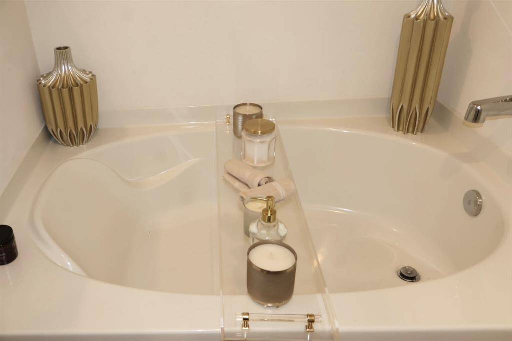 Unwind in the deep soaking tub or refresh in the separate shower – your personal oasis awaits.