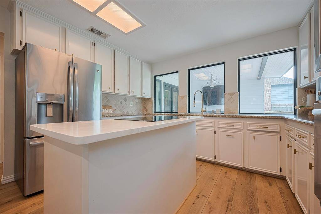 Plenty of cabinet and counter space in this delightful kitchen