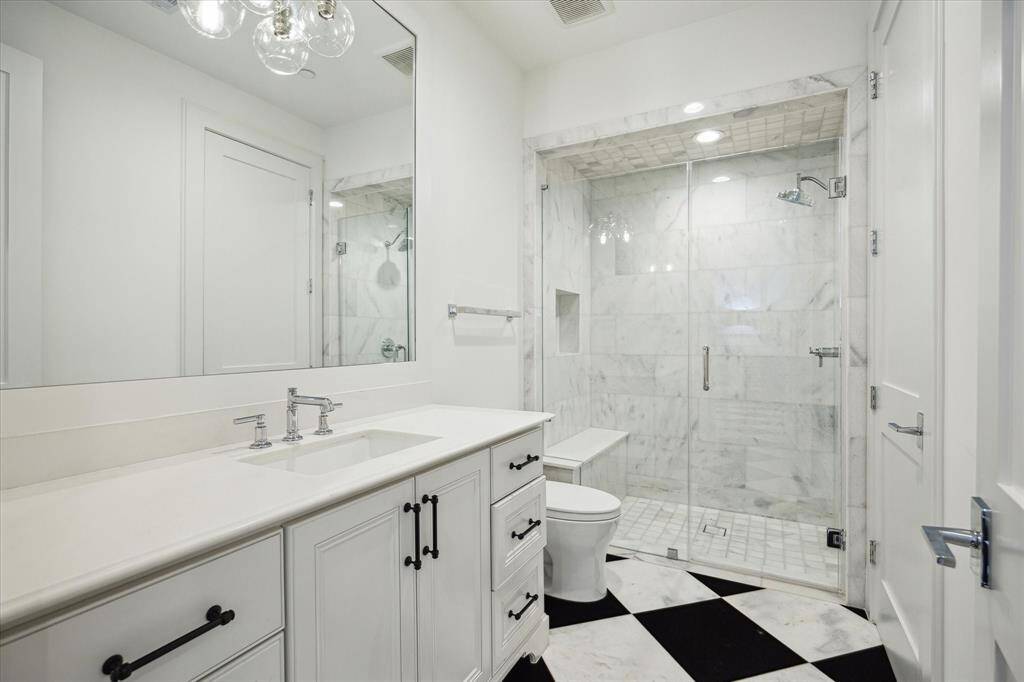The ground floor bedroom with its ensuite bathroom.