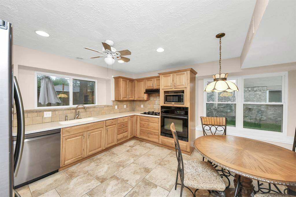 All kitchen appliances included!