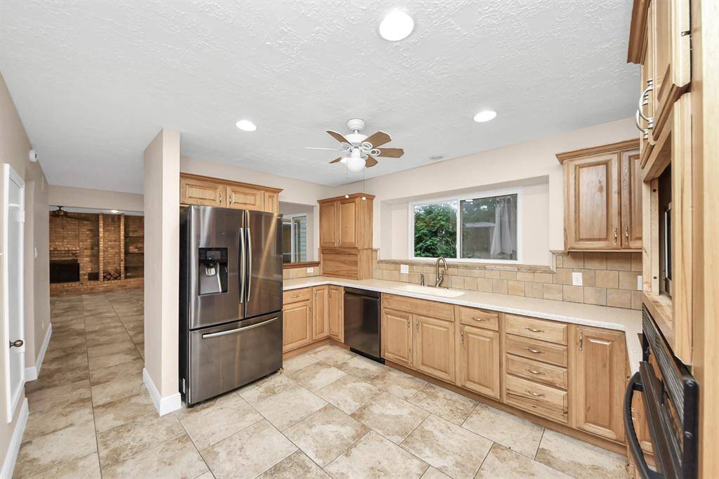 All kitchen appliances included!