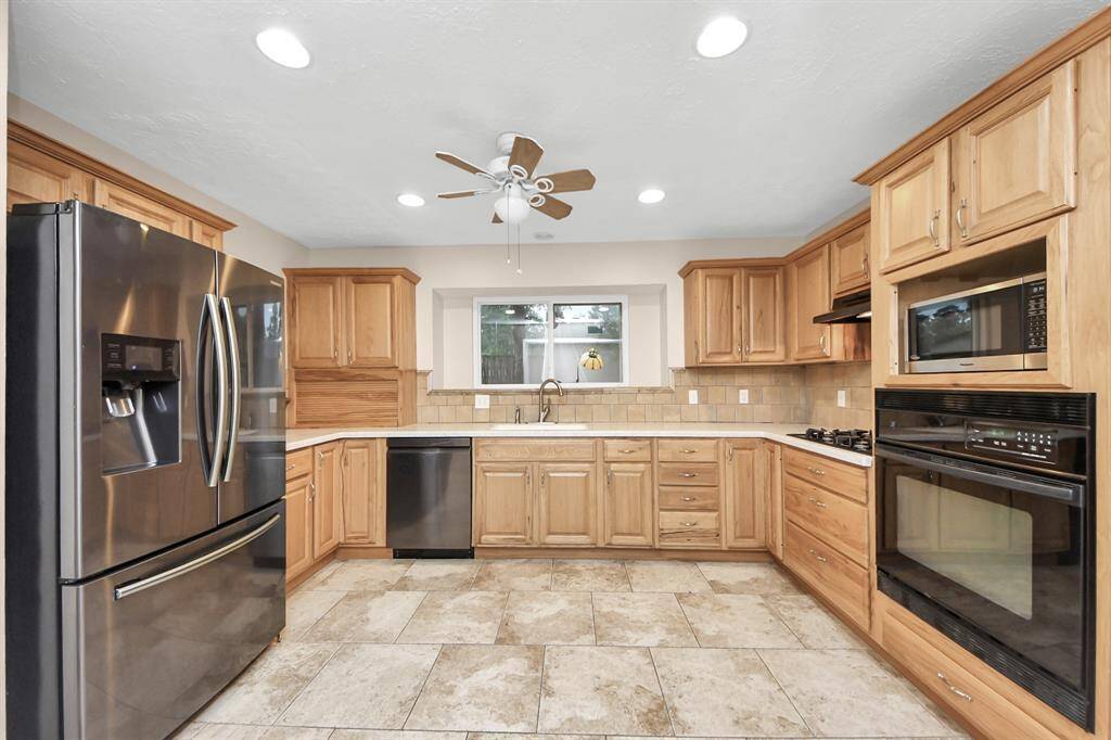 All kitchen appliances included!