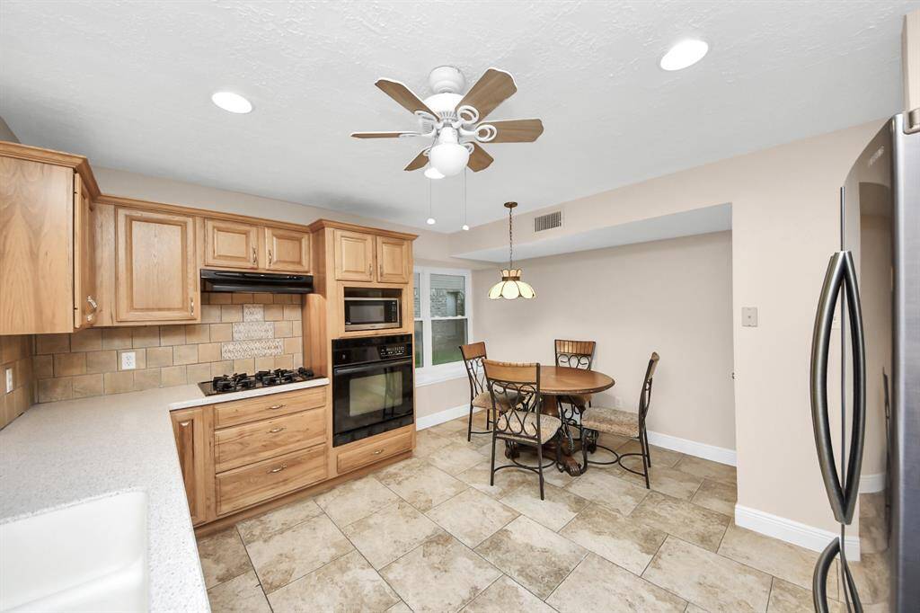 All kitchen appliances included!