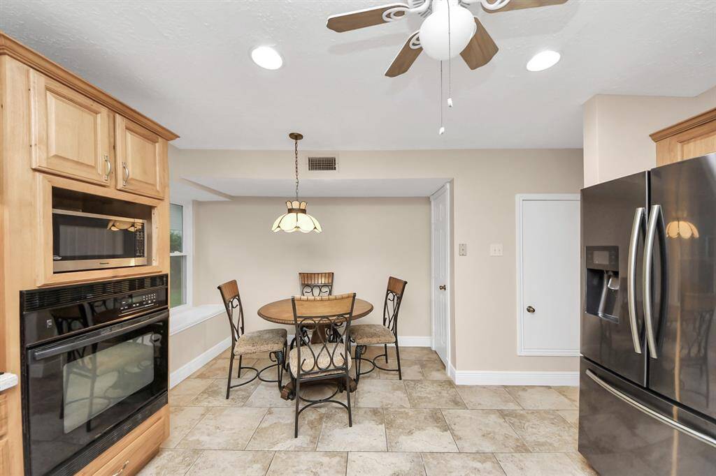 All kitchen appliances included!