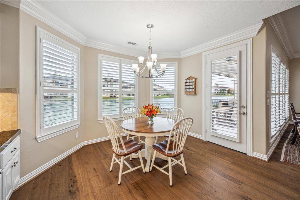 Start your mornings with serene lake views from the spacious breakfast room, where natural light and the tranquil scenery create the ideal setting.