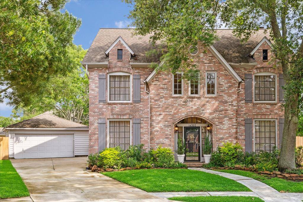 Charming two story home on a 9,000 sqft lot in a quiet cul-de-sac!