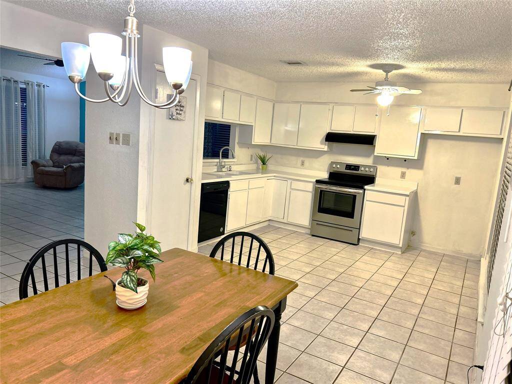 Kitchen dining area