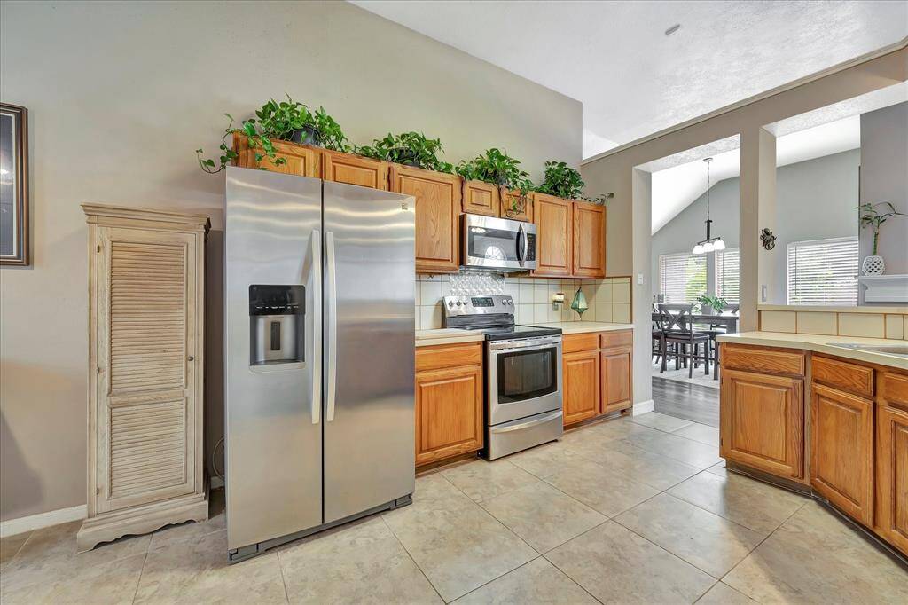 Two work spaces can accommodate multiple cooks at once.