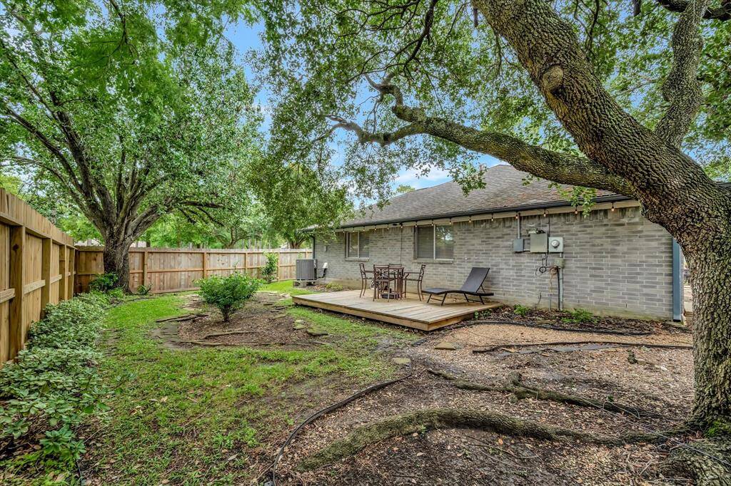 Large shade trees provide comfort in the heat.