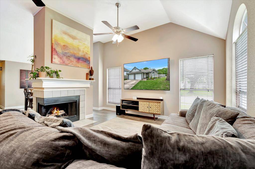 Neutral colors and natural light from two sides.