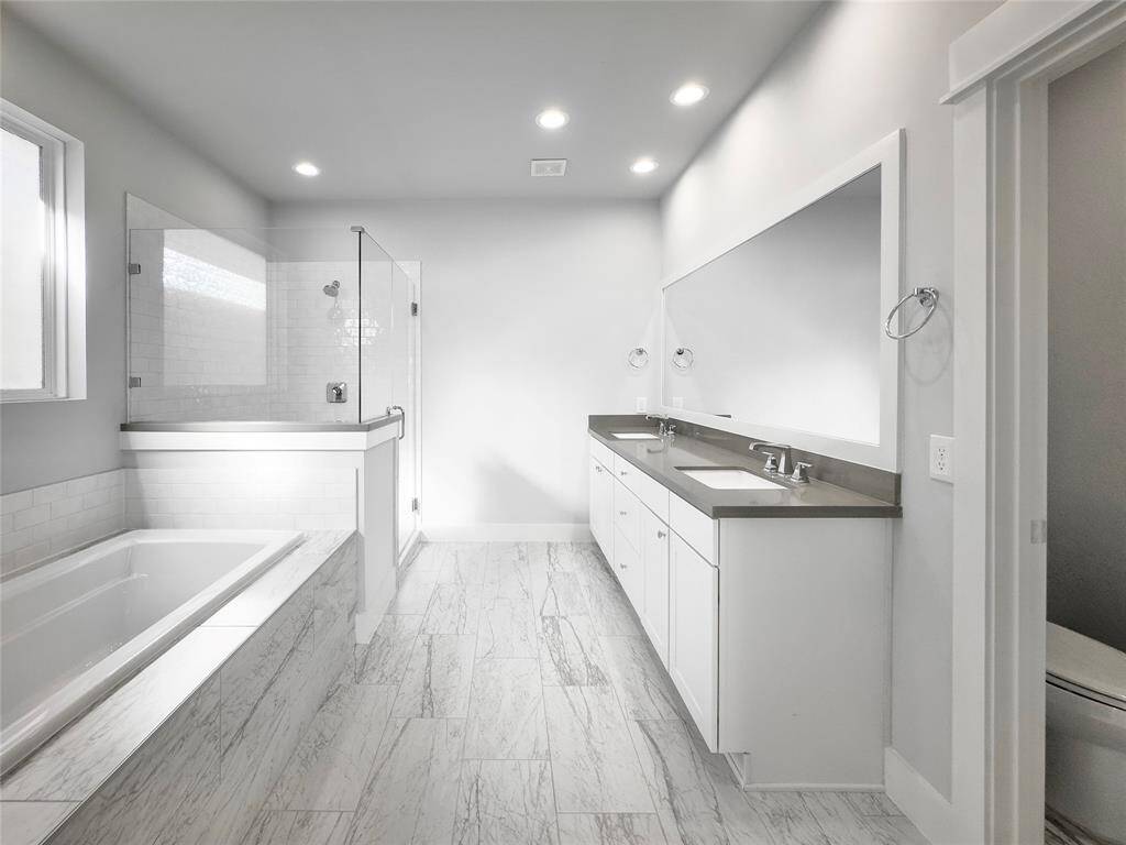 Primary bedroom bathroom