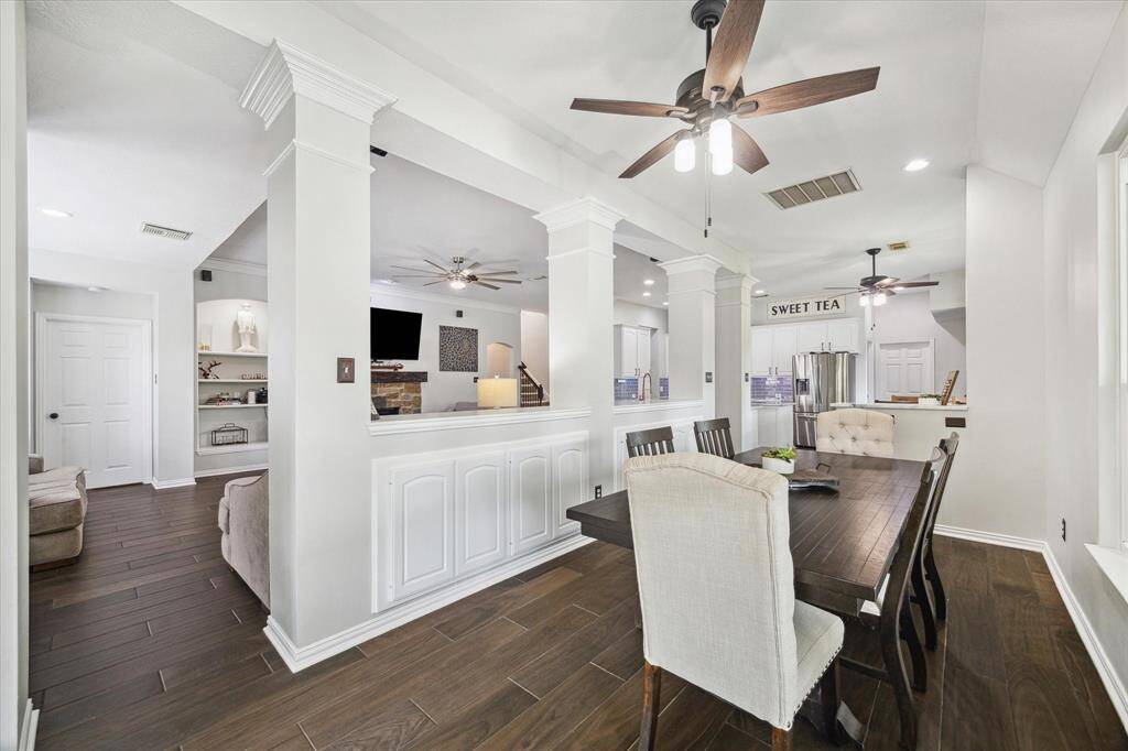 DINING AREA OFFERS AN OPEN FLOW TO LIVING ROOM AND KITCHEN. PERFECT FOR ENTERTAINING.