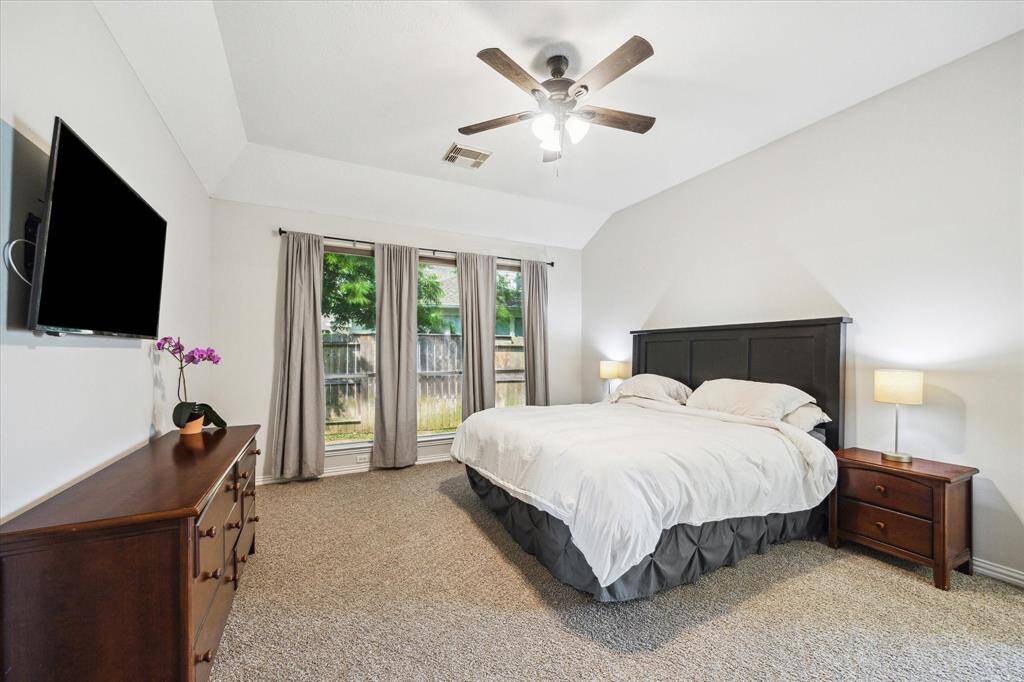 SPACIOUS PRIMARY SUITE WITH NEW CARPET (2025) AND TRANQUIL BACKYARD VIEWS.