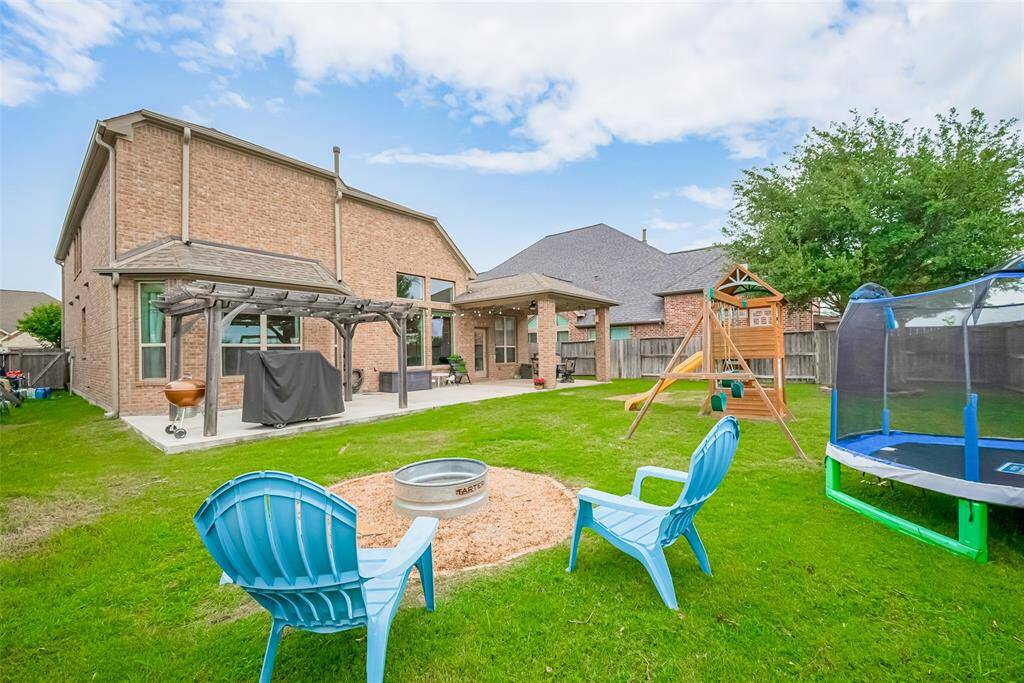 Huge backyard with no back neighbors