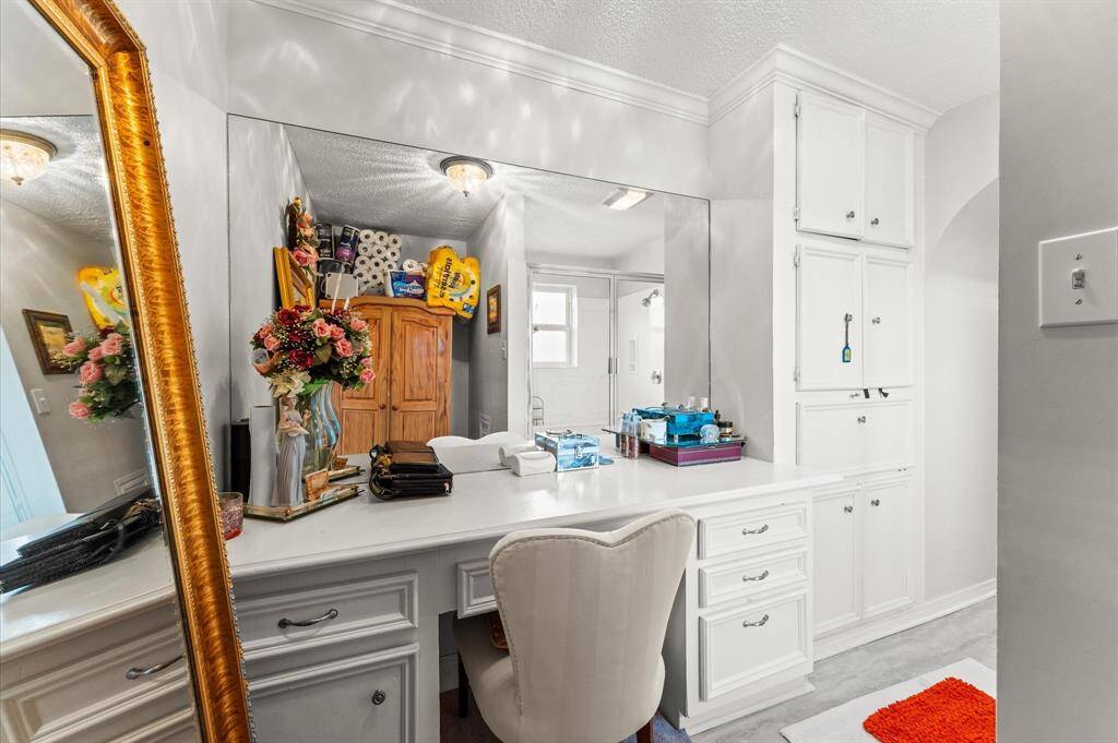 Beautiful vanity with plenty of drawers for your personal accessories.