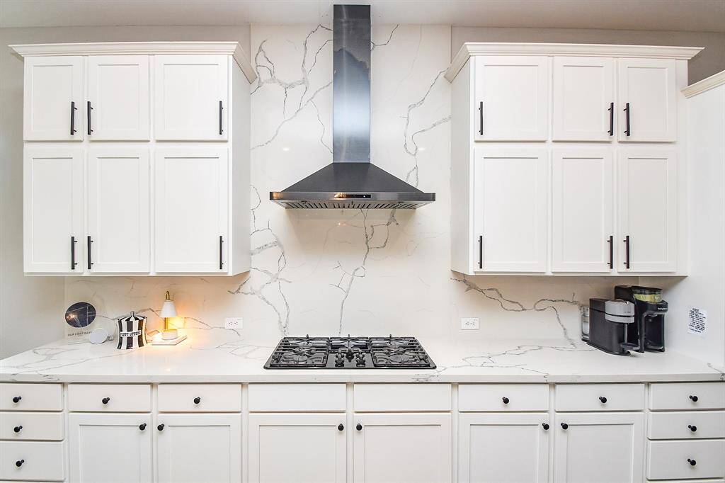 Gas cooktop with tons of countertops!