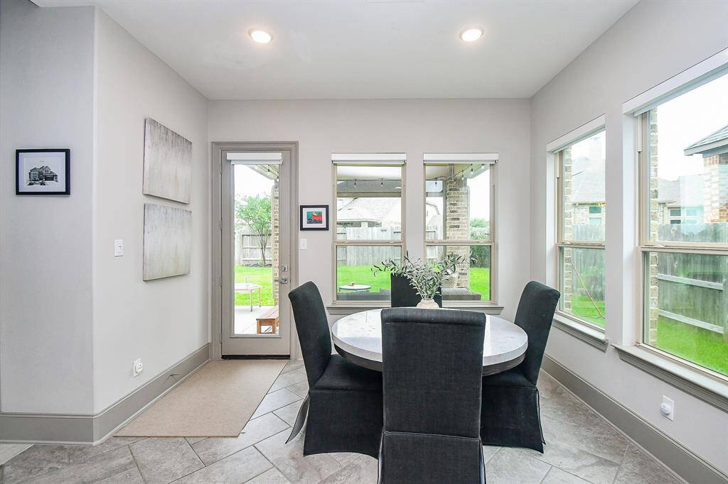 Don't miss a morning with the bright breakfast room!