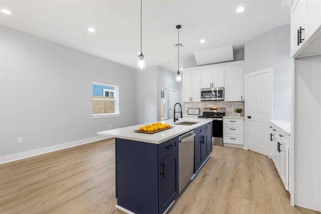 The kitchen comes equipped with lots of counter and cabinets space, giving you all the room you need to cook, prep, and stay organized.