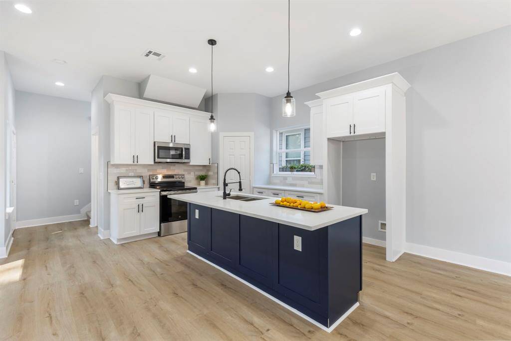 The kitchen boasts both luxury and charm!
