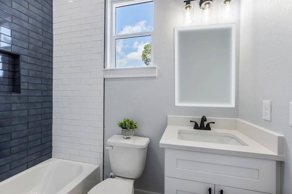 The secondary bathroom is light and bright. It offers comfort for guest visiting.