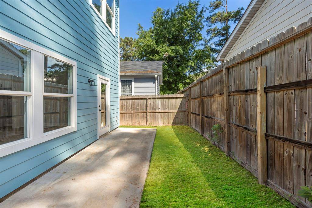 The kids and dogs will enjoy playing out back and the large back windows make it easy for you to keep a watch on them.