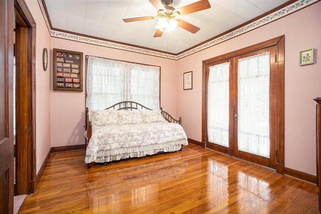 ANOTHER SECONDARY BEDROOM OFF LIVING ROOM, WITH ACCESS TO PORCH AND HOT TUB