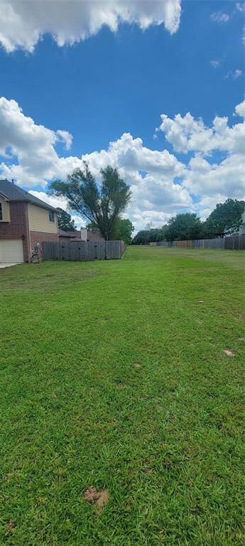Huge Side yard!