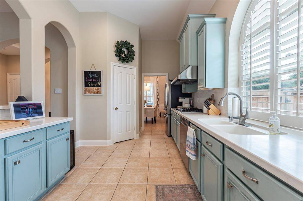 large walk in pantry, undermount sink, gas cooktop and more!