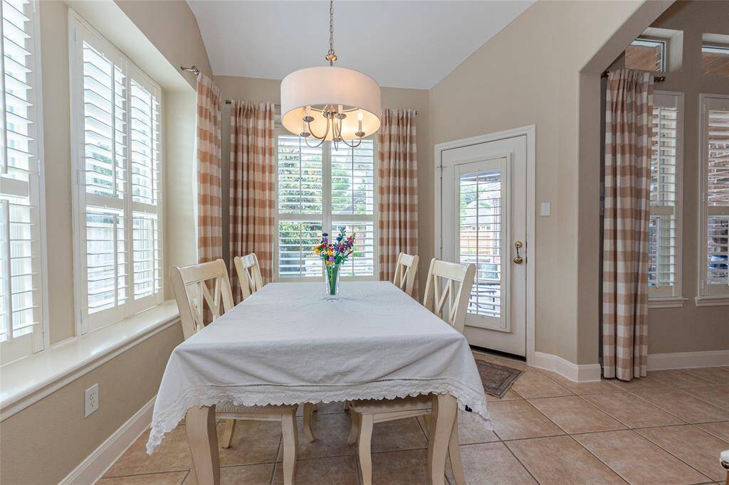 breakfast room right off the kitchen and open to the family room