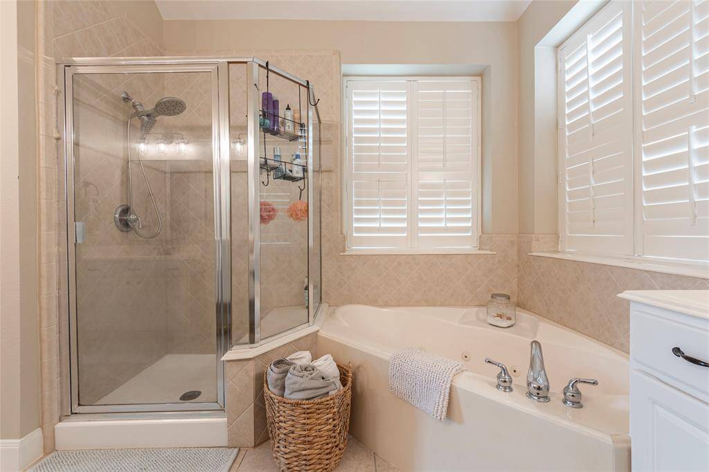 jetted tub and separate shower
