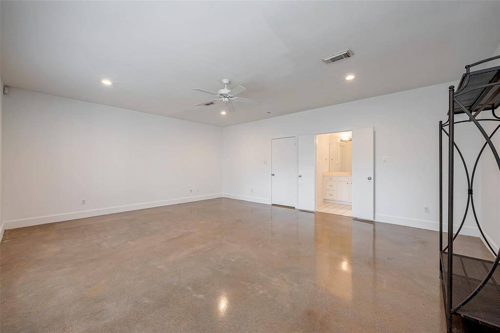 Access to the secondary bath.