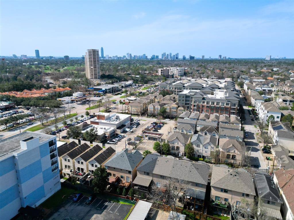 Conveniently located within a block of Memorial Dr which has shopping and restaurants.  You can't beat this location!