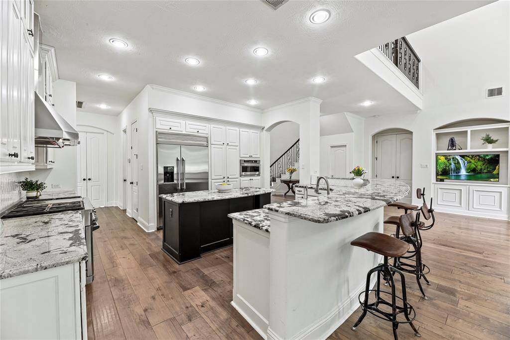 Imagine cooking in this marvelous gourmet kitchen. Designed with beauty and function in mind, the layout allows for easy meal preparation for busy mornings and even busier evenings.