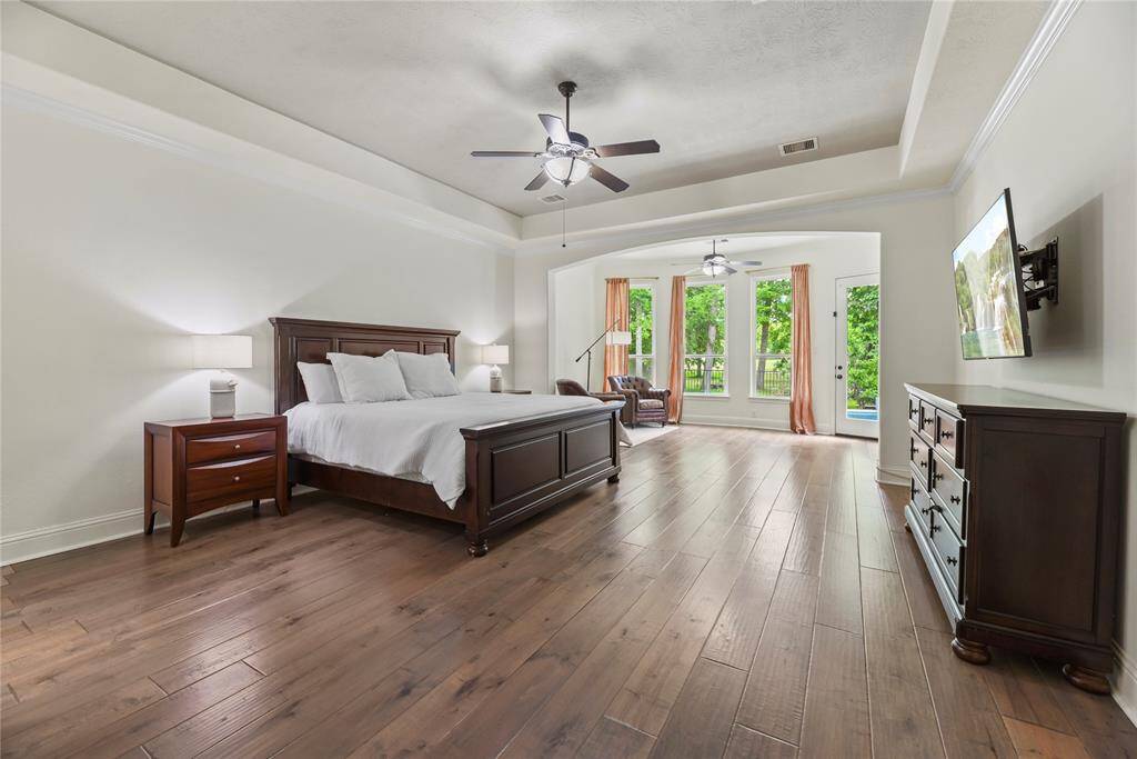 Every evening will be more relaxing with a grand primary suite!