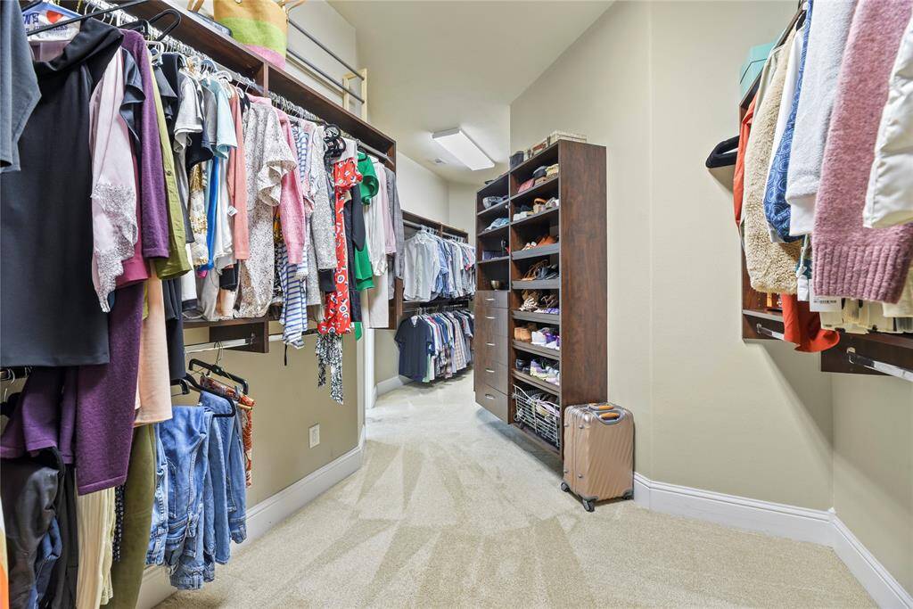 Custom closet organizers keep your clothing tidy and well-organized! Fashionistas find space to hang long dresses and display heels, while casual lads can store their daily wares and occasional suits and ties!