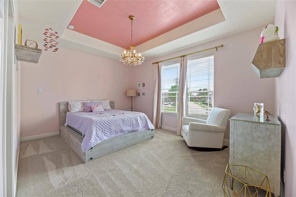 Whether a tiny princess or a little prince, every child would enjoy having such an attractive and big bedroom. Soft carpet ensures safe play, while the ceiling fan keeps them cool and happy.