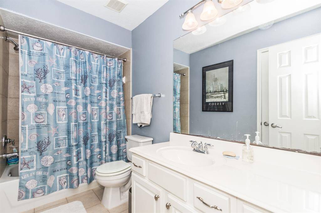 Secondary bathroom tub/shower combo