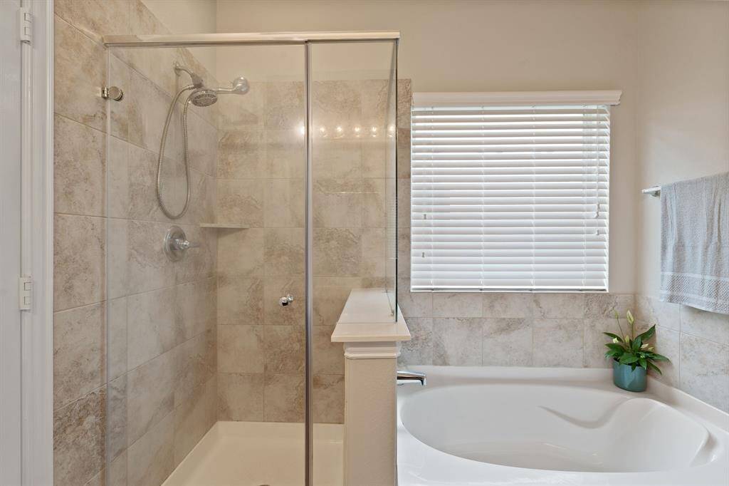 Private en-suite with walk-in shower and garden tub
