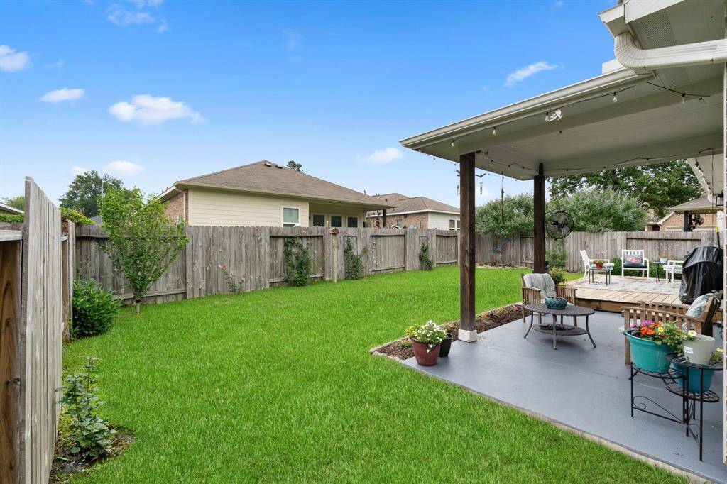 Spacious backyard with covered patio – perfect for outdoor entertaining