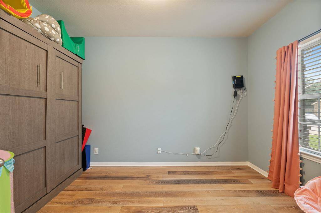 Flexible space – perfect for a home office, playroom, or guest room